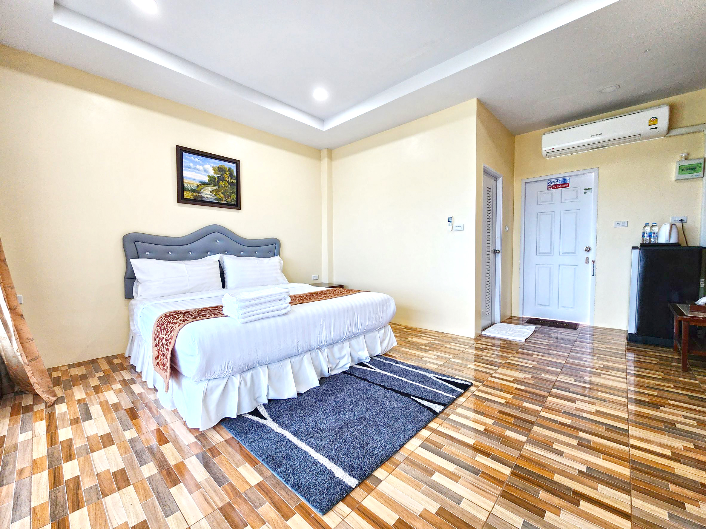 room detail thumbnail 2