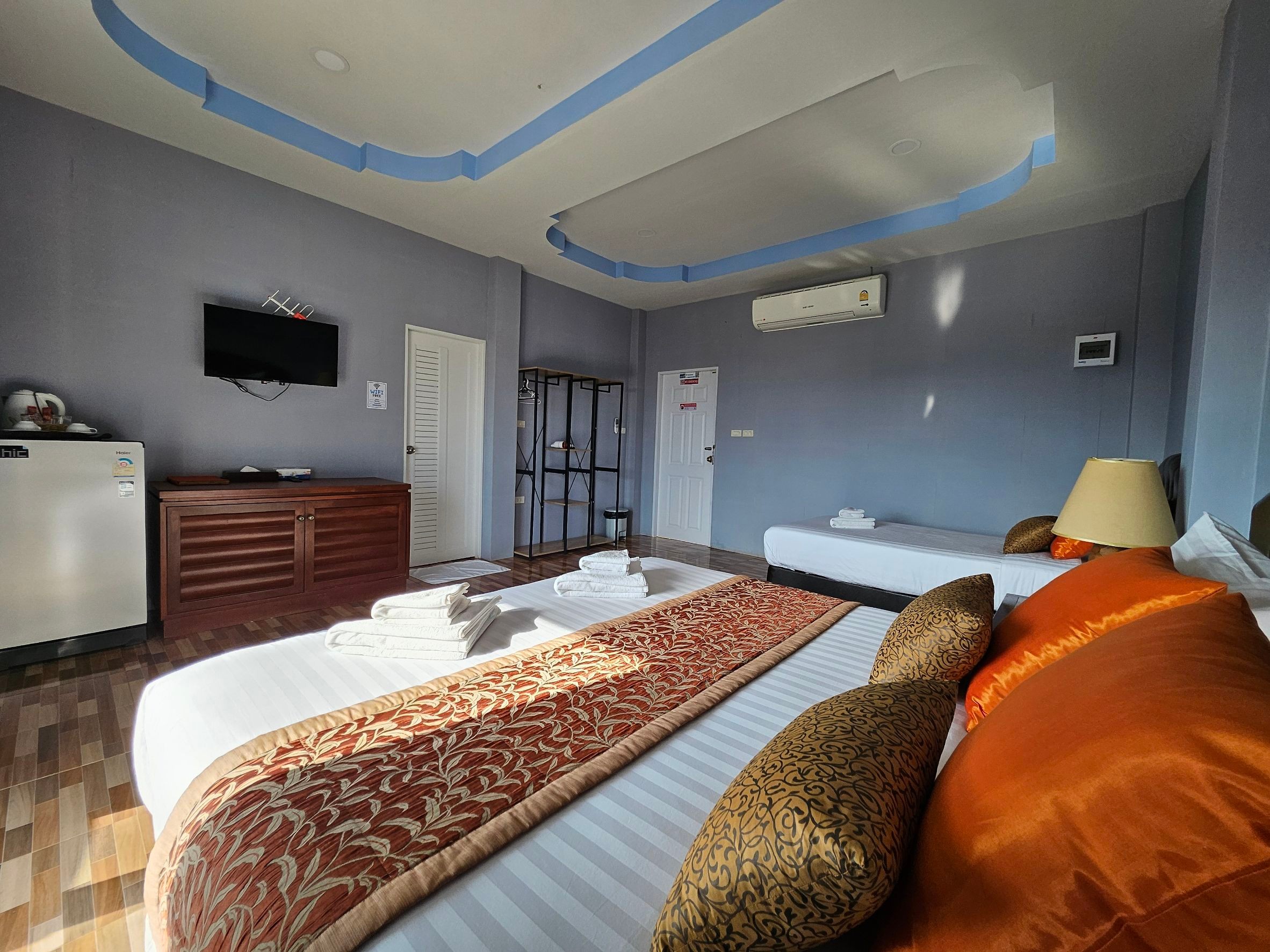 room detail thumbnail 2