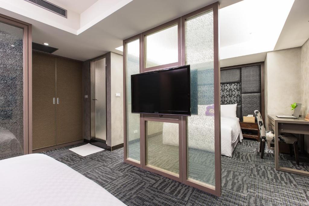 room detail thumbnail 2