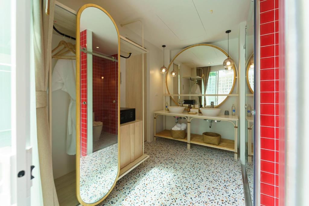 room detail thumbnail 1