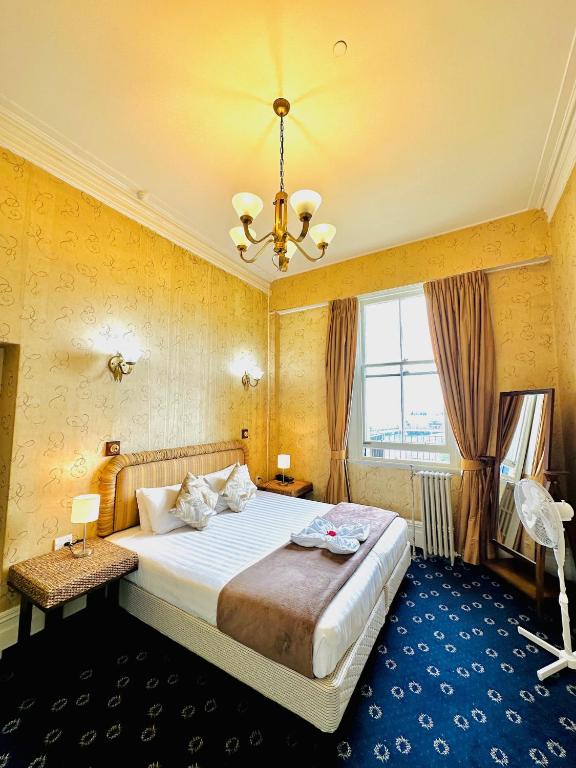 room detail thumbnail 2