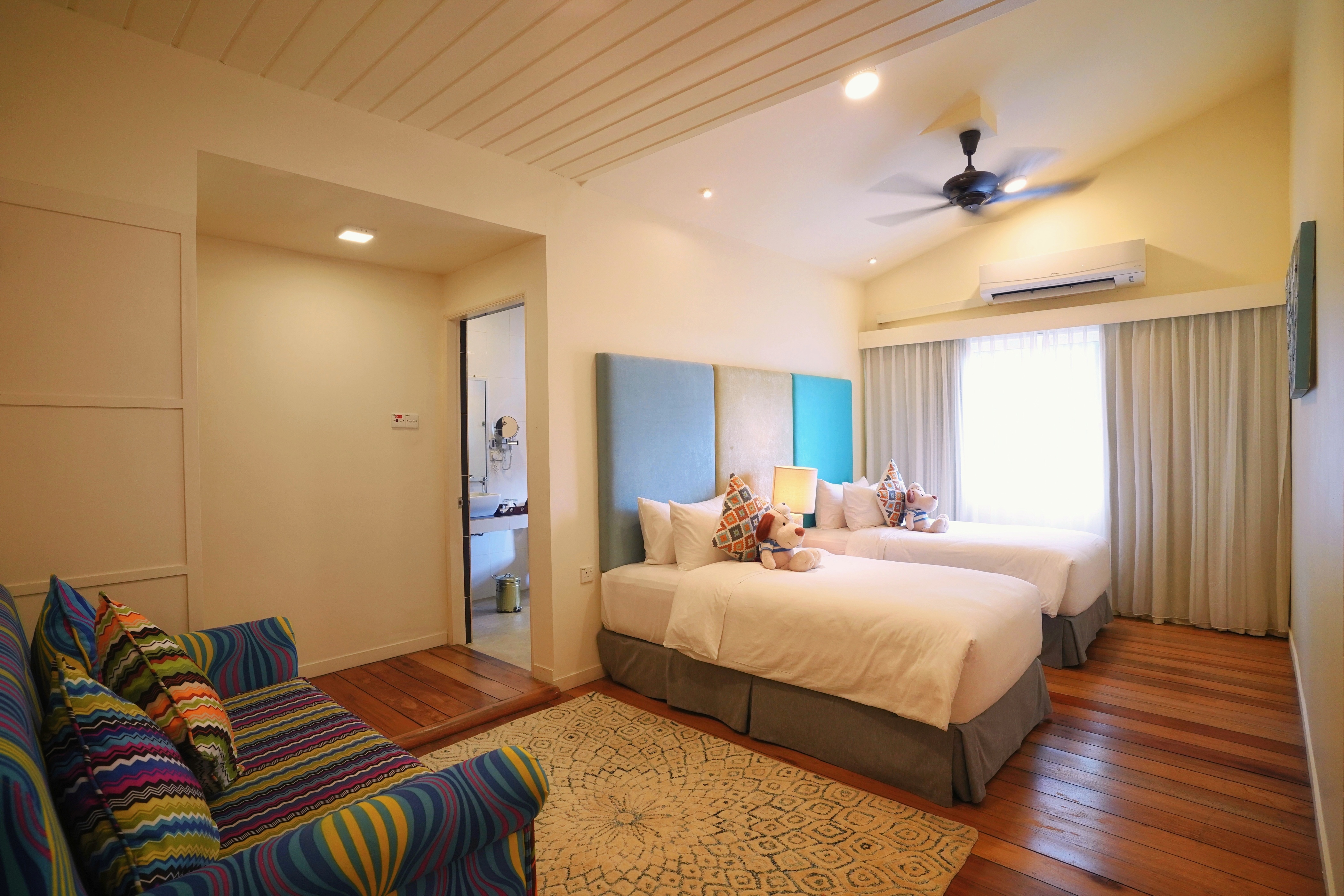 room detail thumbnail 2