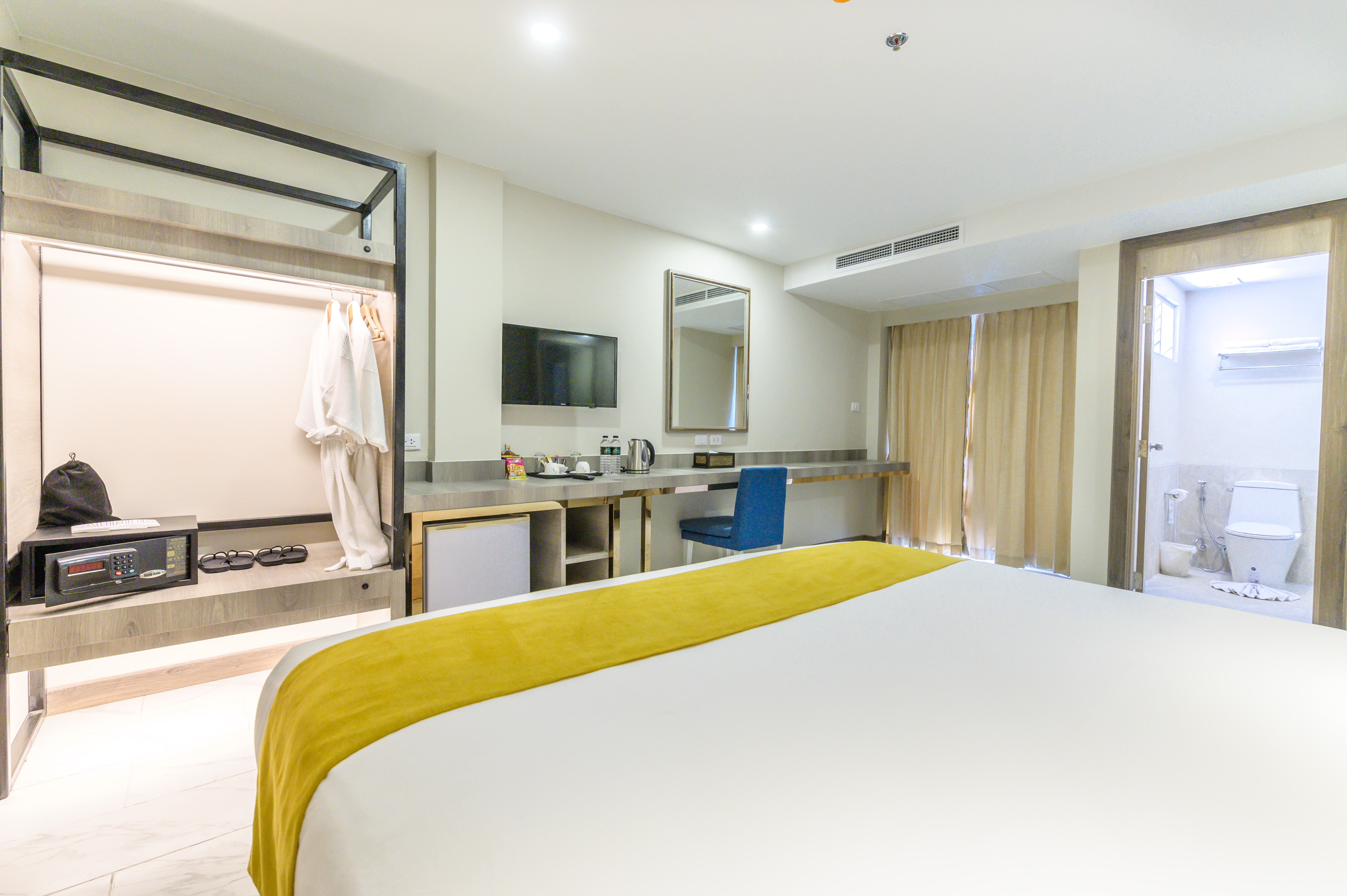 room detail thumbnail 2