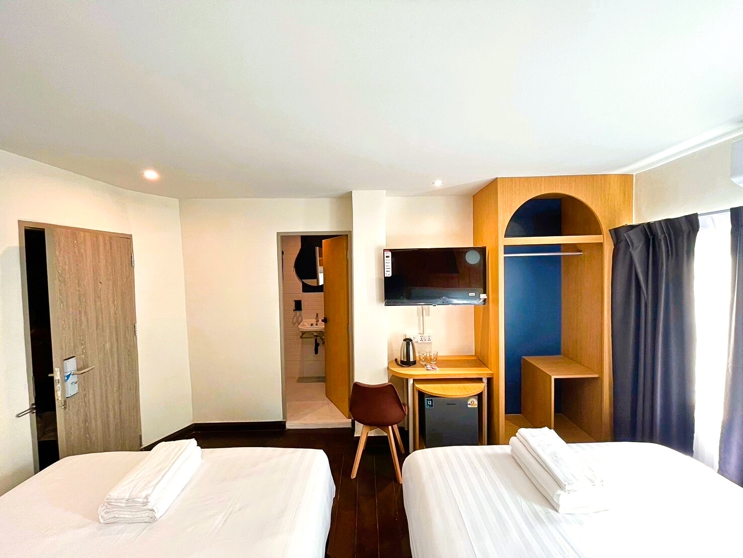 room detail thumbnail 2