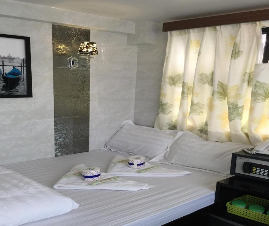 room detail thumbnail 2