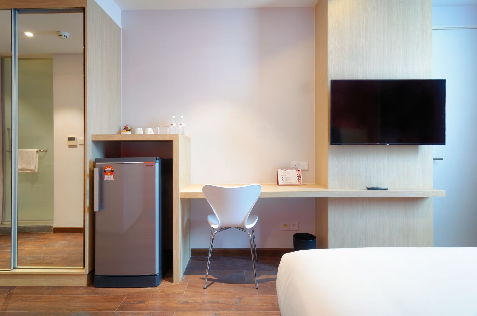 room detail thumbnail 2