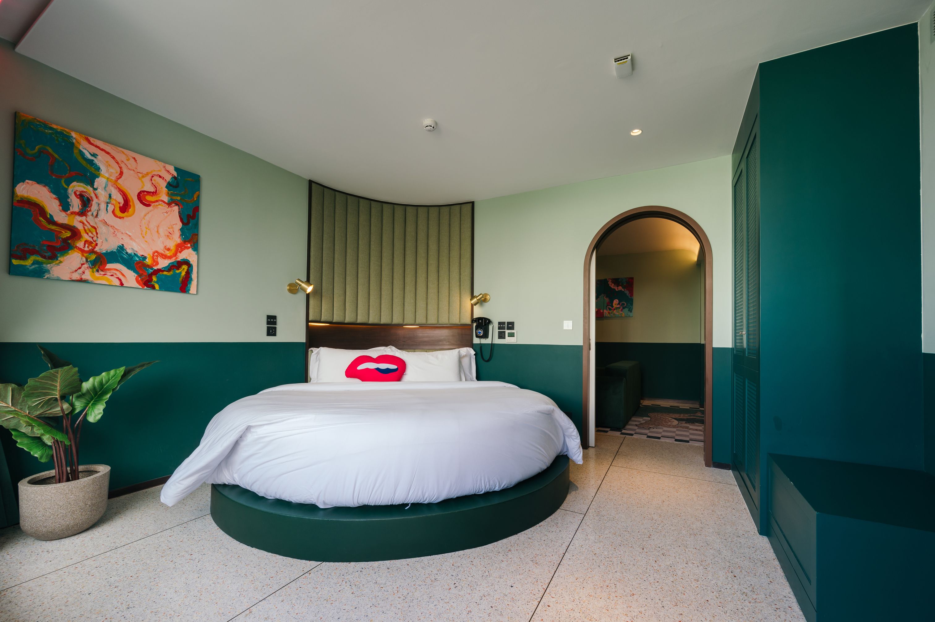 room detail thumbnail 1