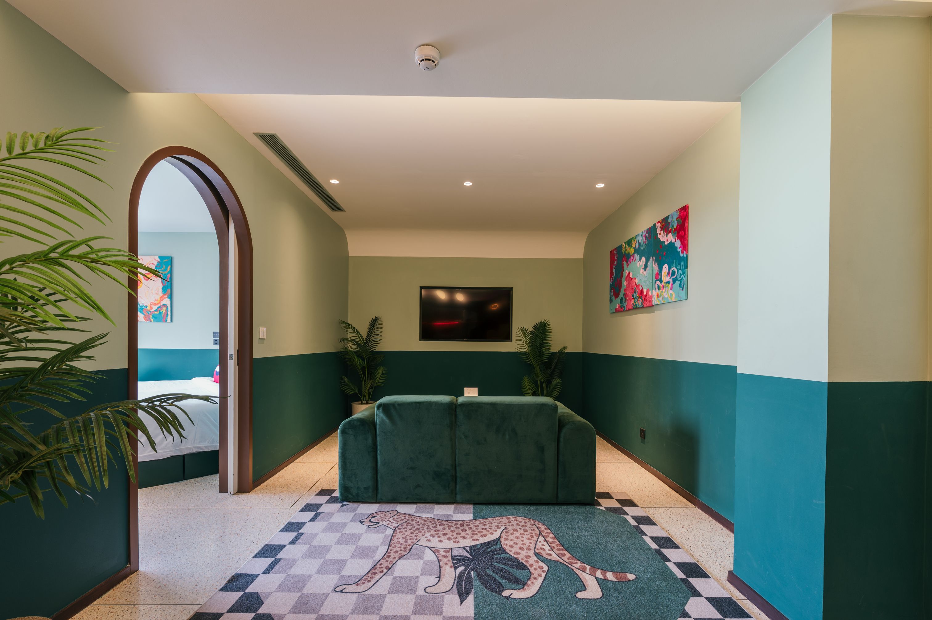 room detail thumbnail 2