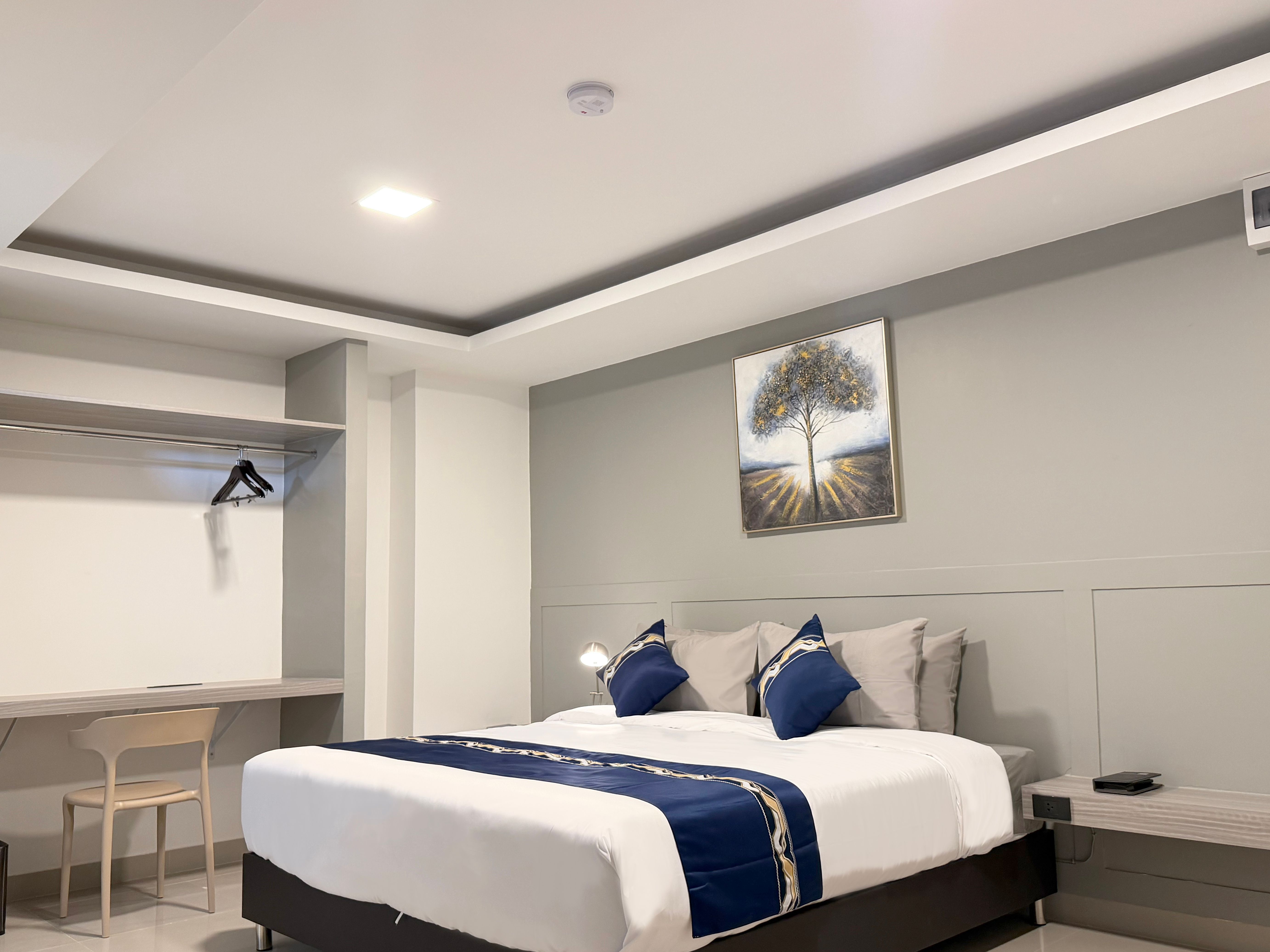 room detail thumbnail 2