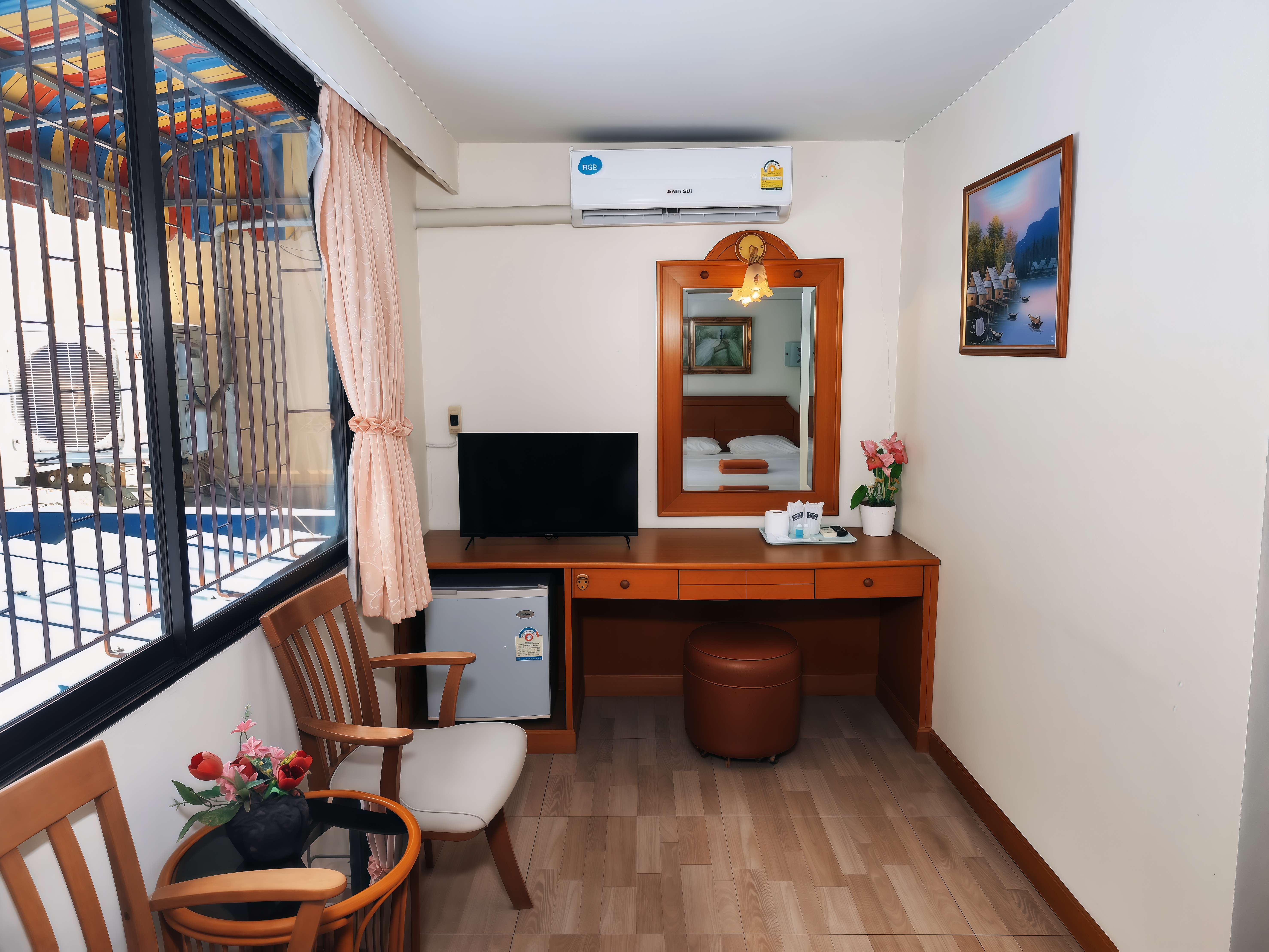 room detail thumbnail 2