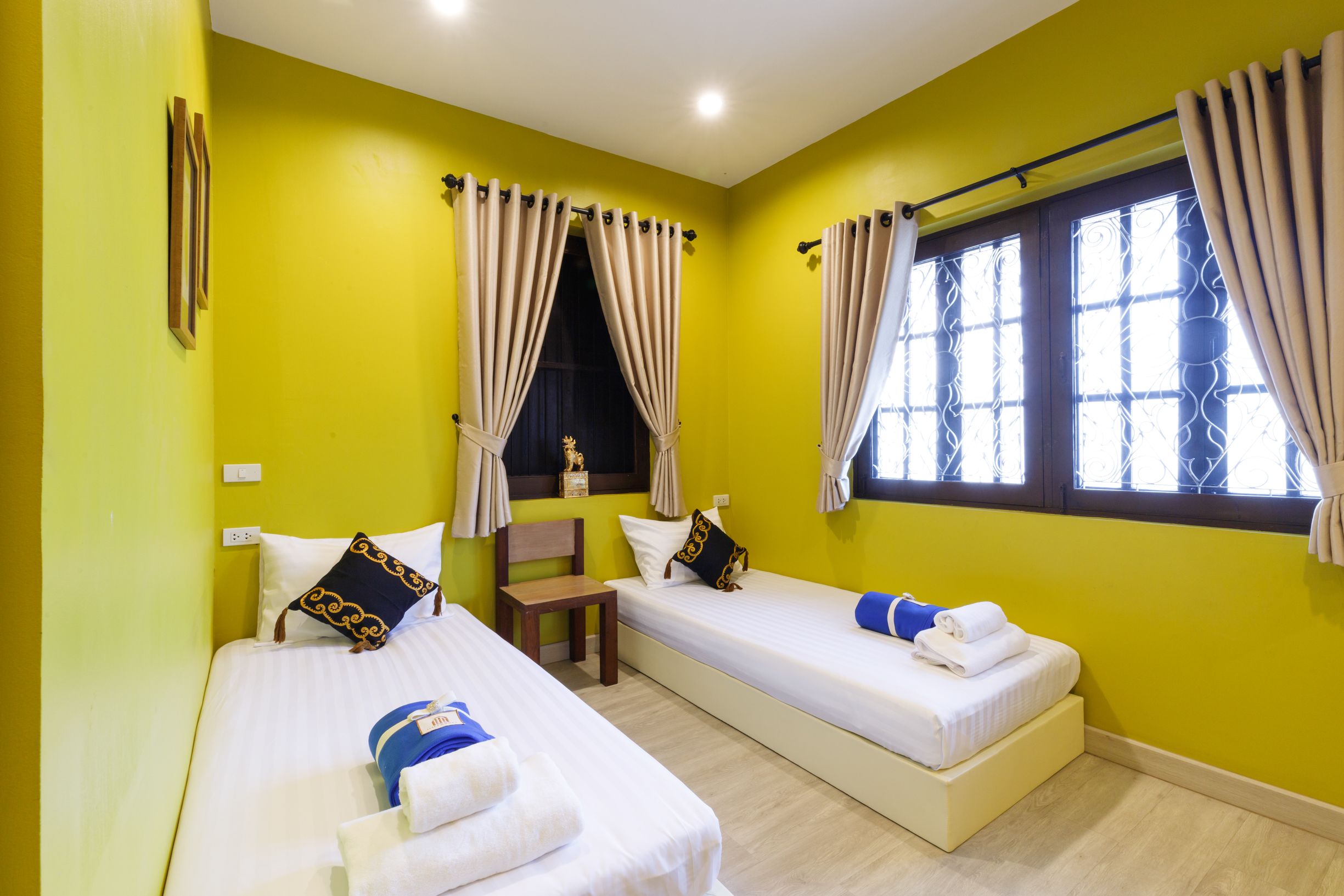 room detail thumbnail 2