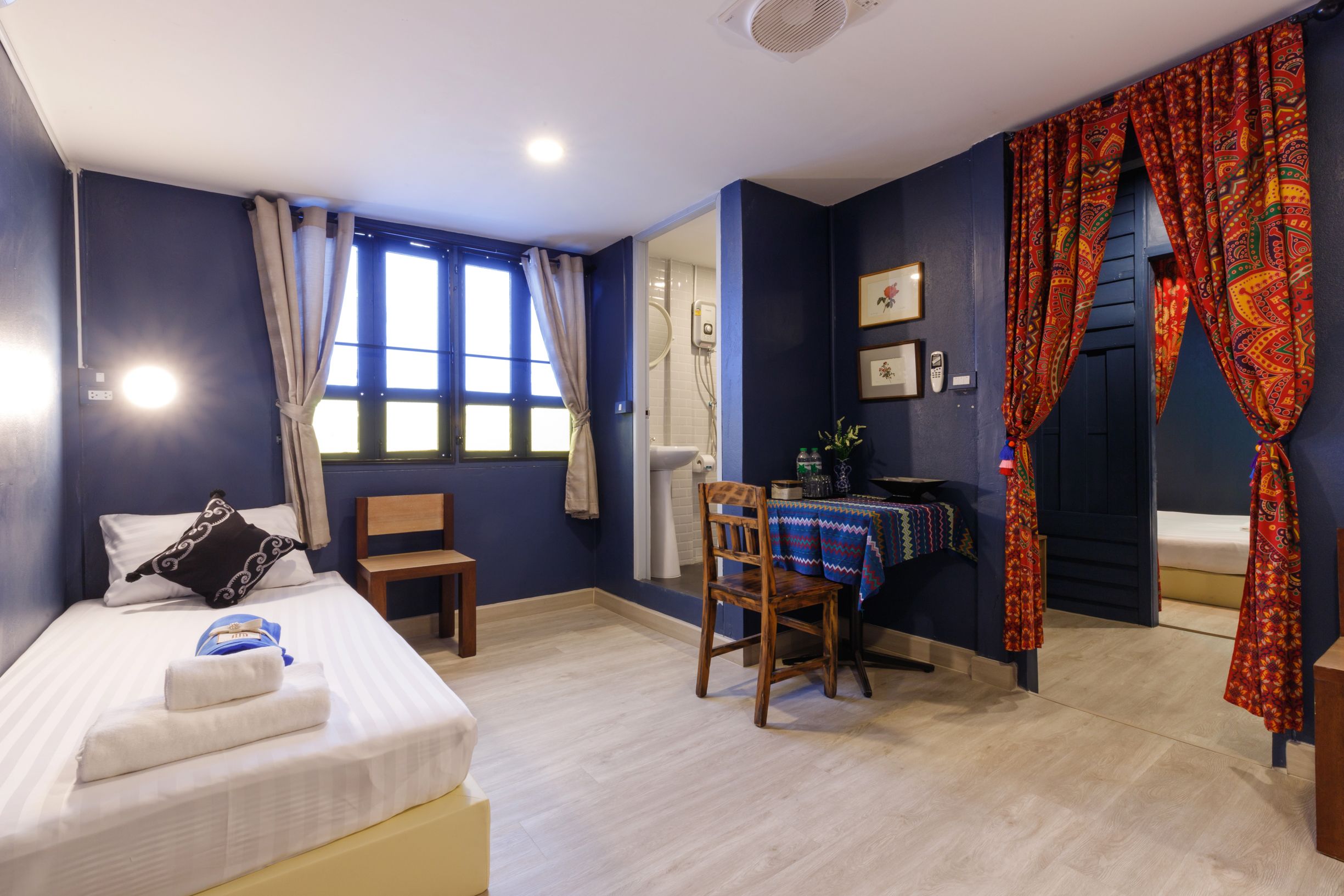 room detail thumbnail 2