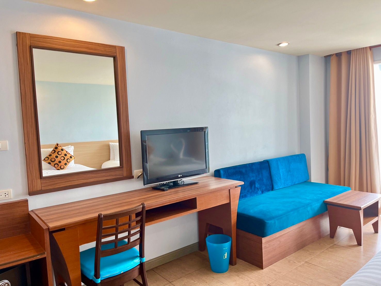 room detail thumbnail 1