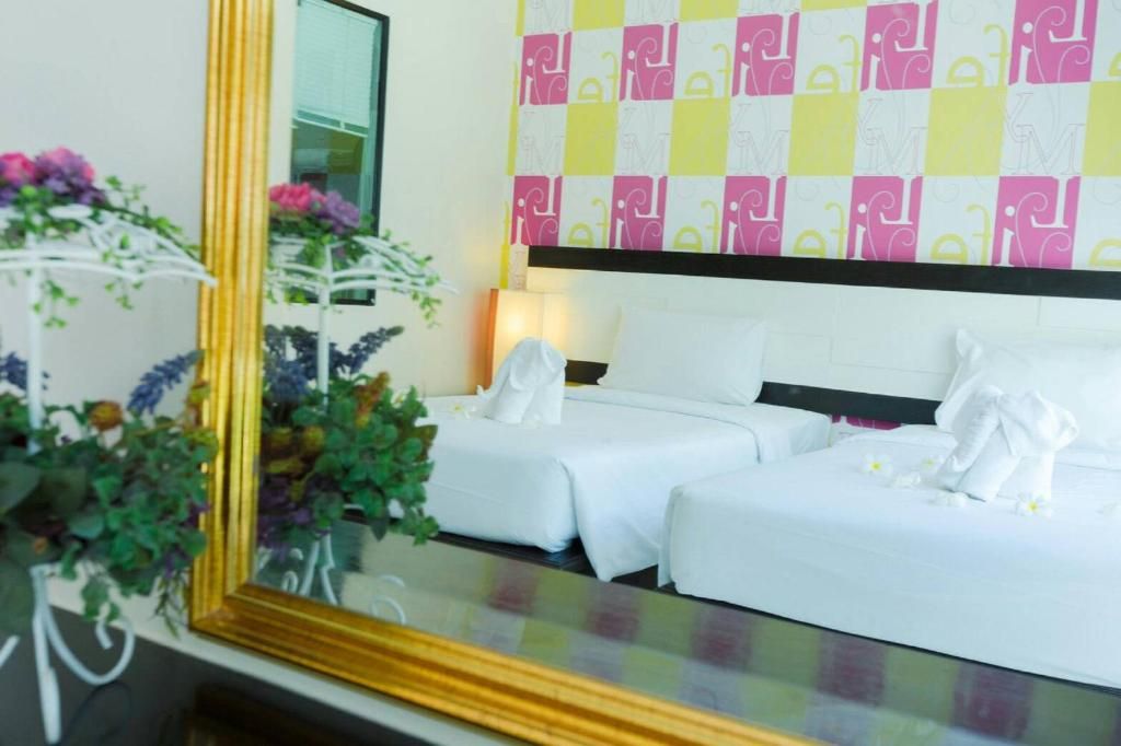 room detail thumbnail 2