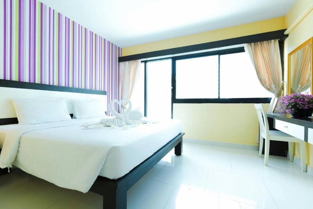 room detail thumbnail 2