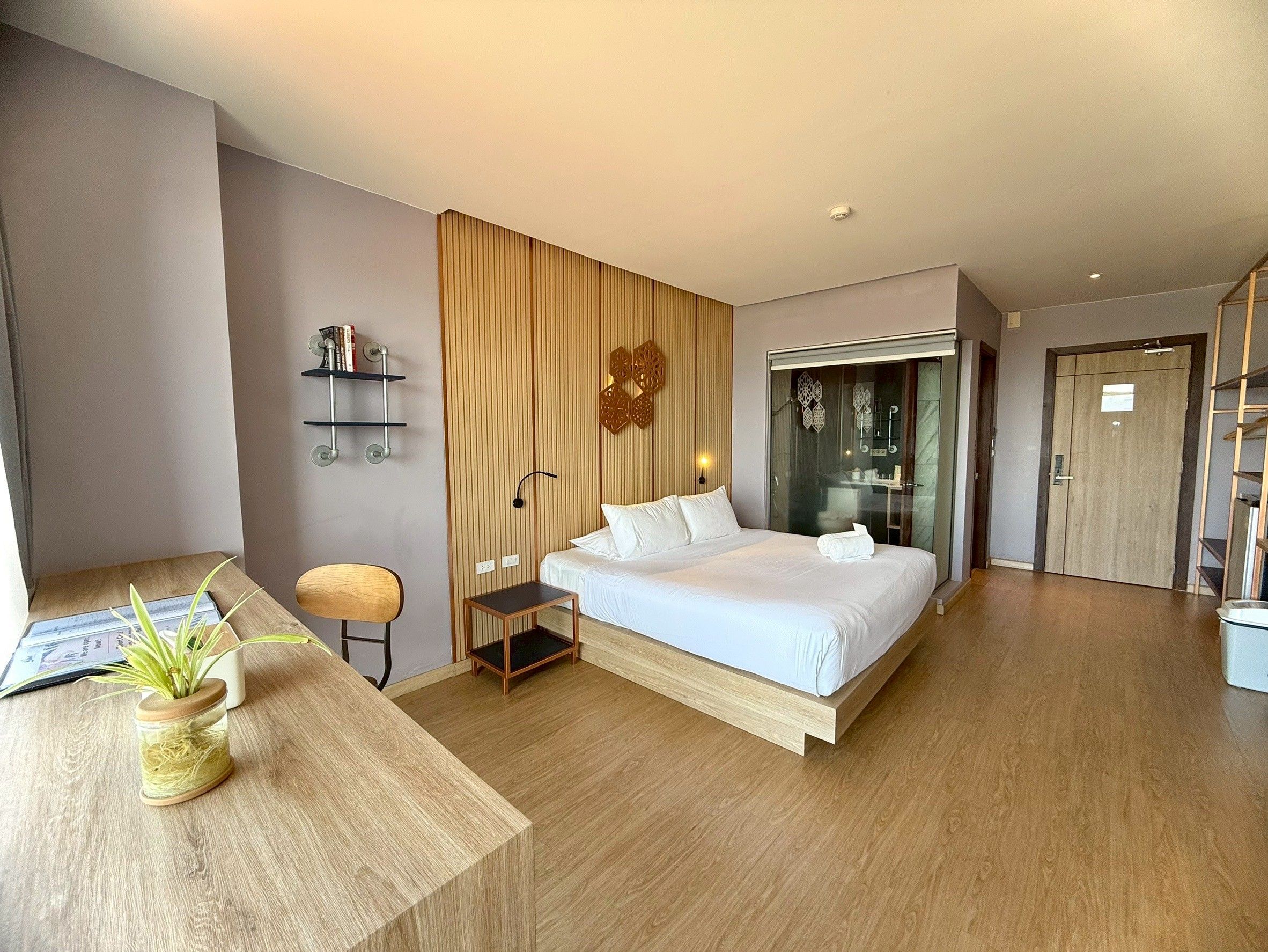 room detail thumbnail 2