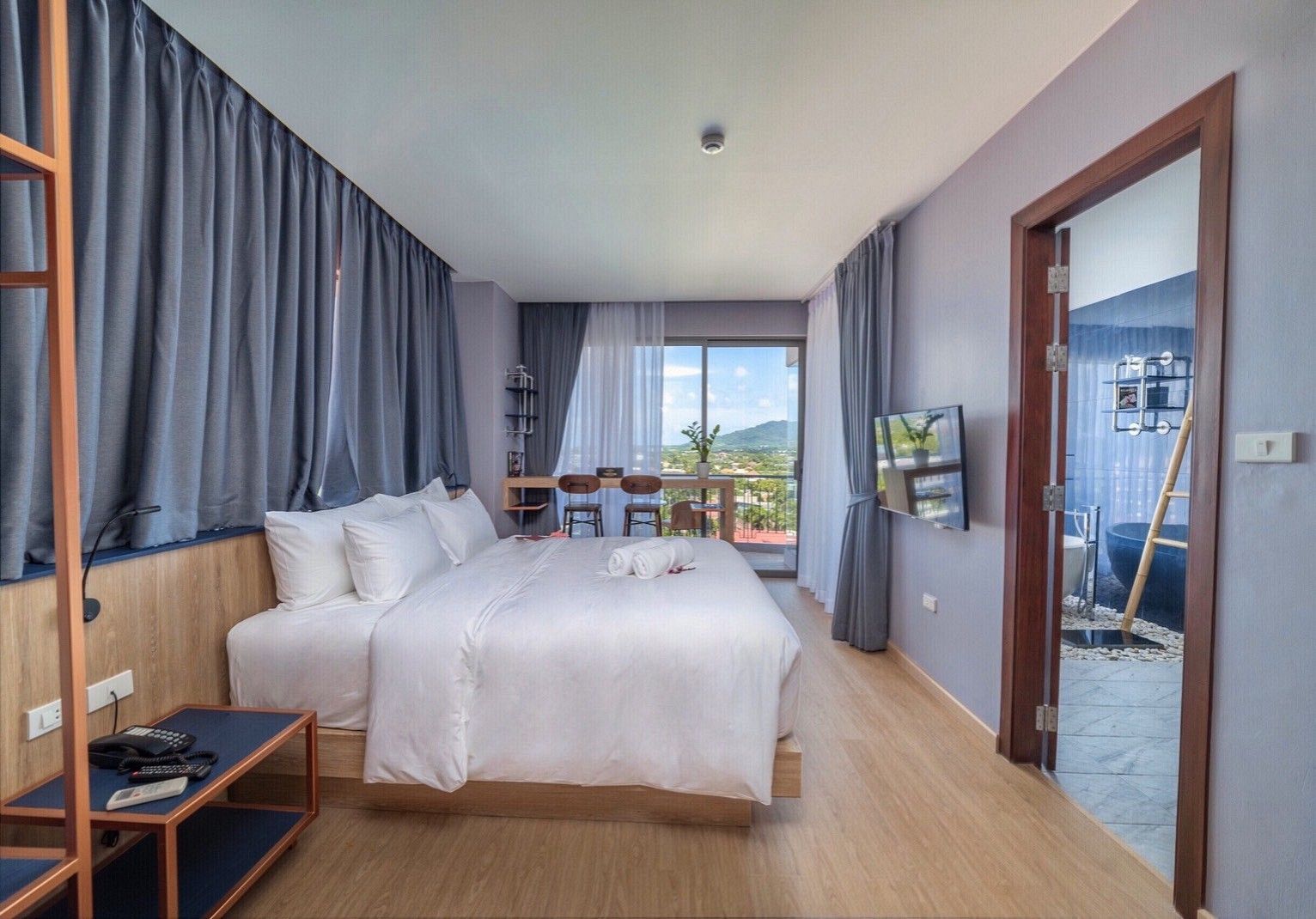 room detail thumbnail 2