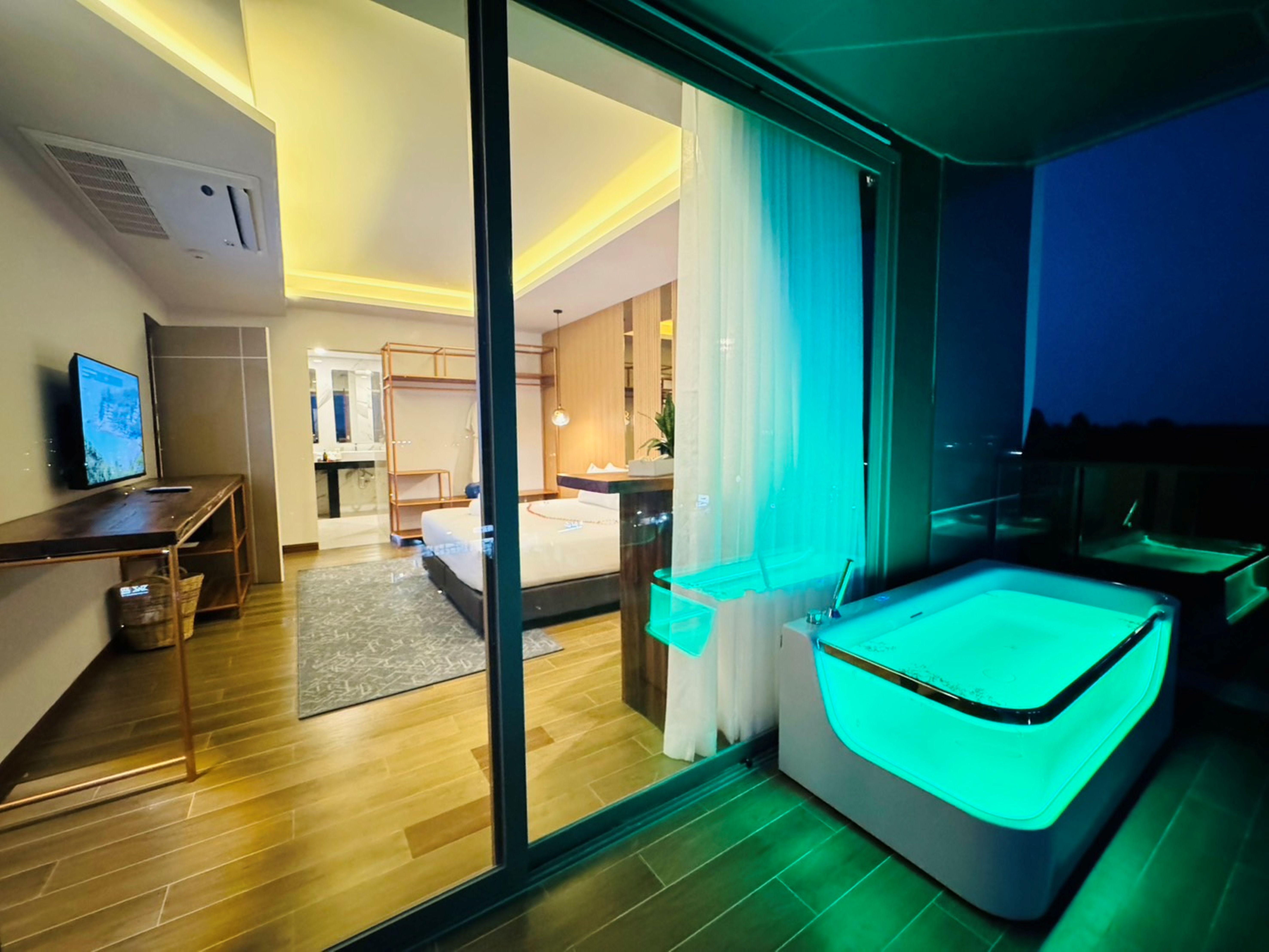 room detail thumbnail 2