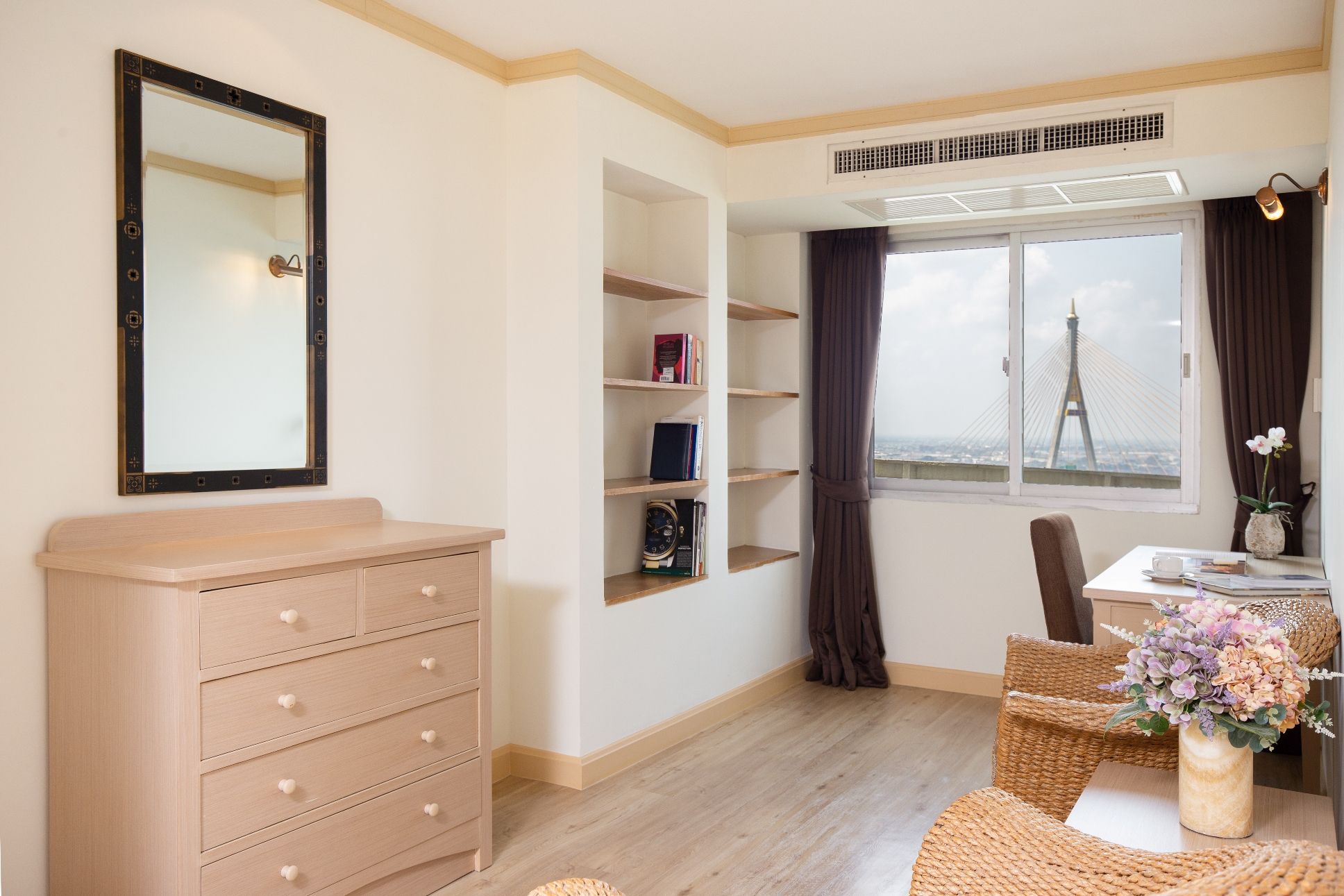 room detail thumbnail 2