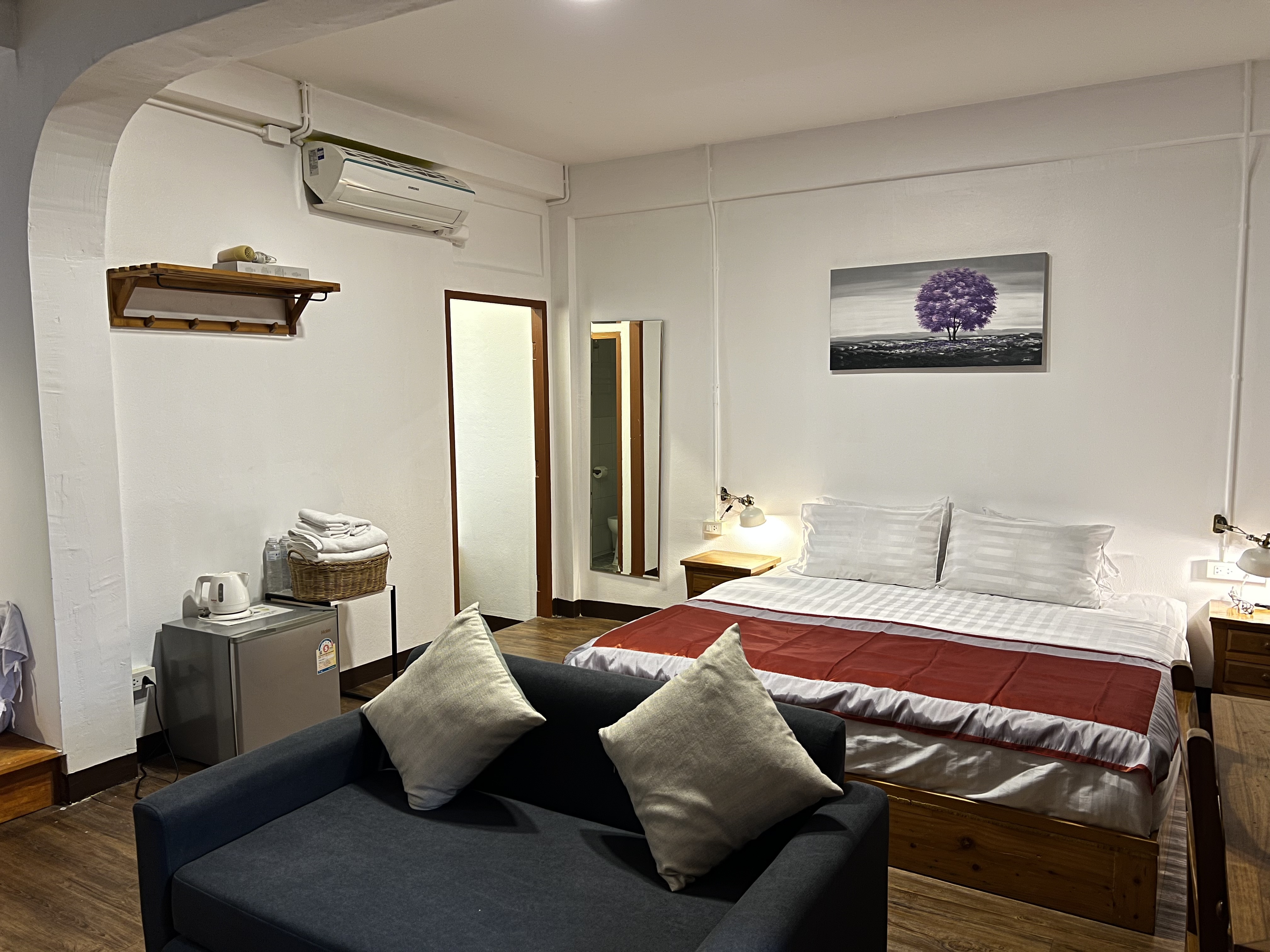 room detail thumbnail 2