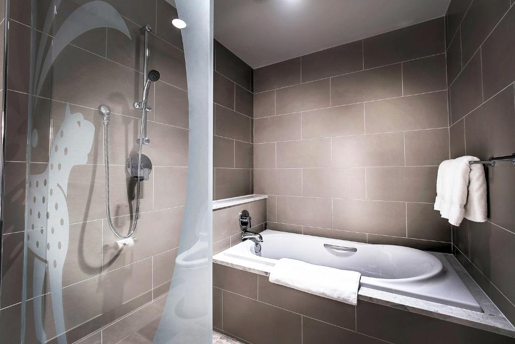 room detail thumbnail 2