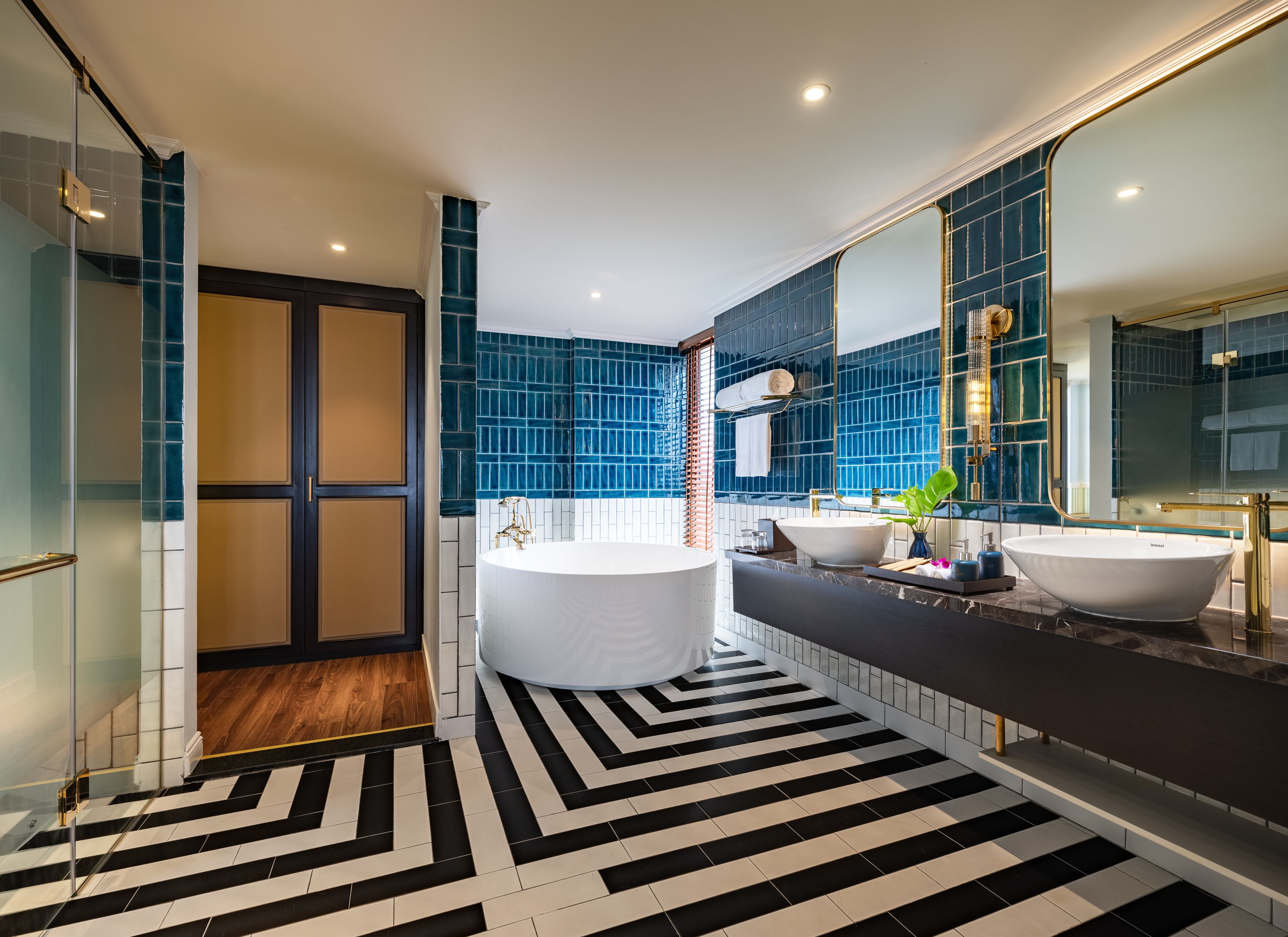 room detail thumbnail 2