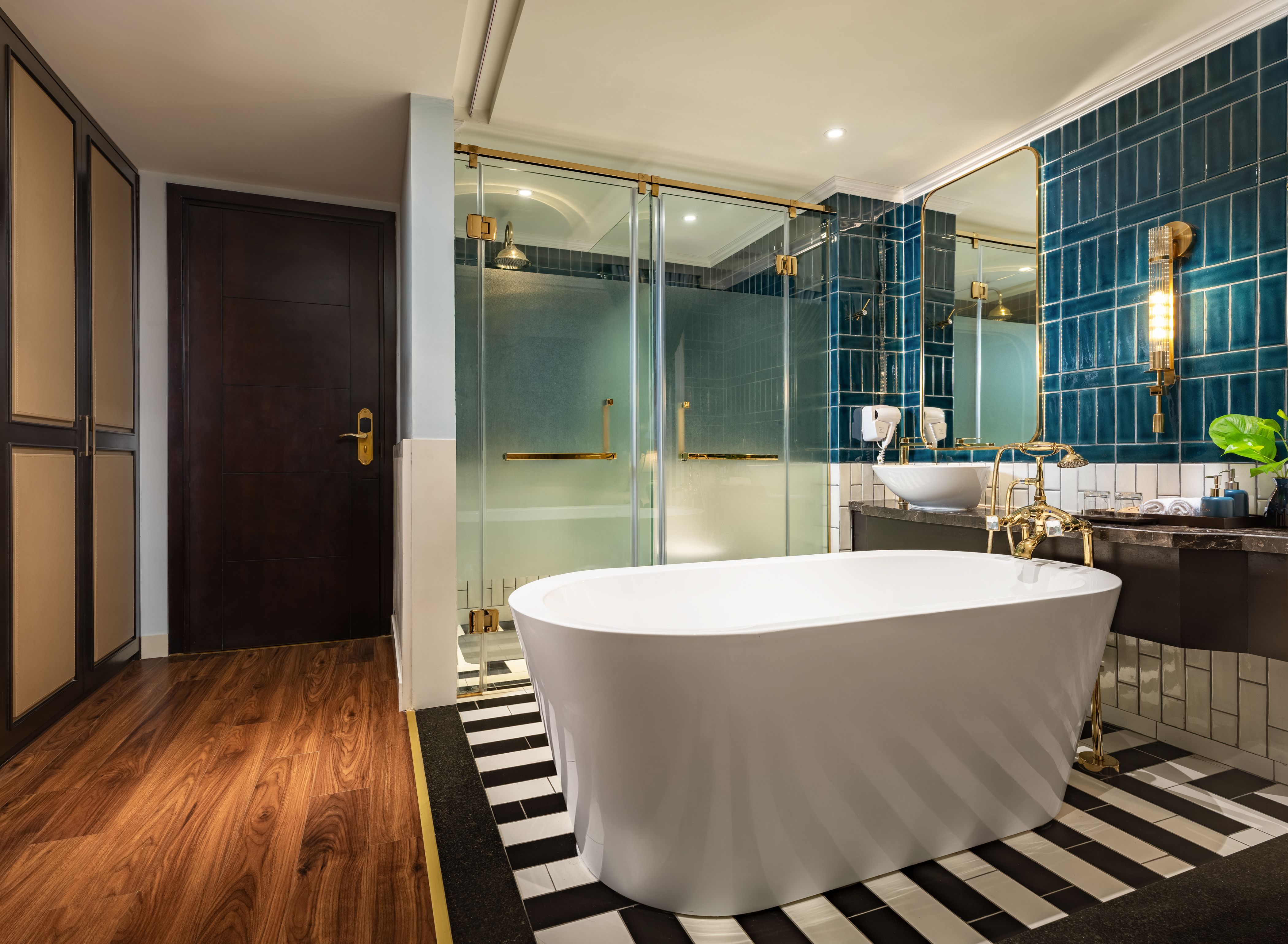 room detail thumbnail 2