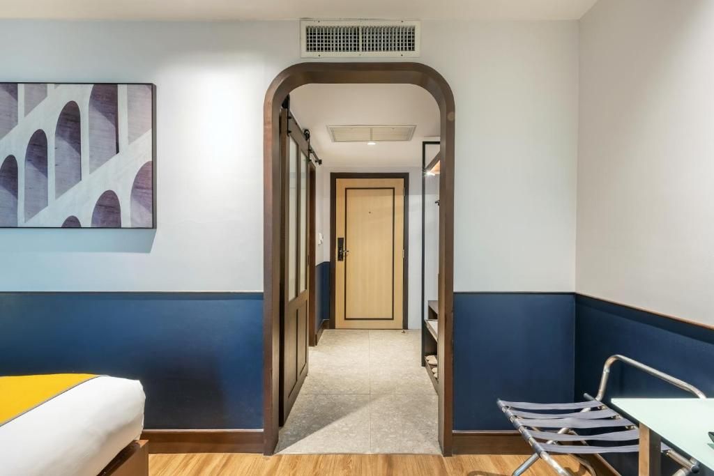 room detail thumbnail 1