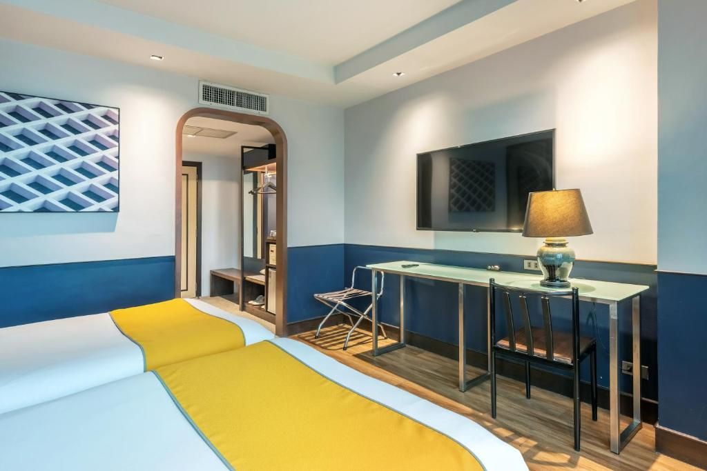 room detail thumbnail 1