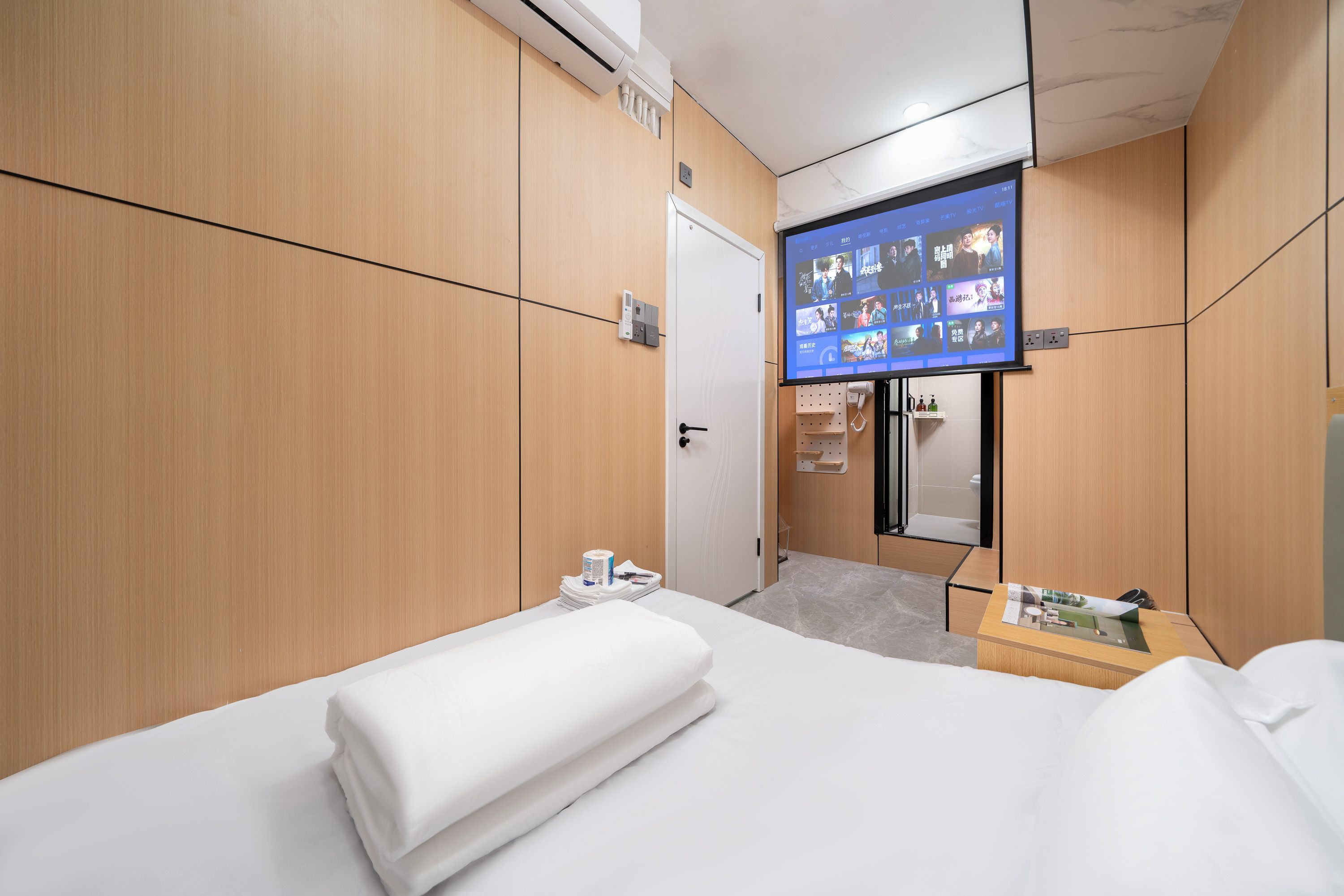 room detail thumbnail 1