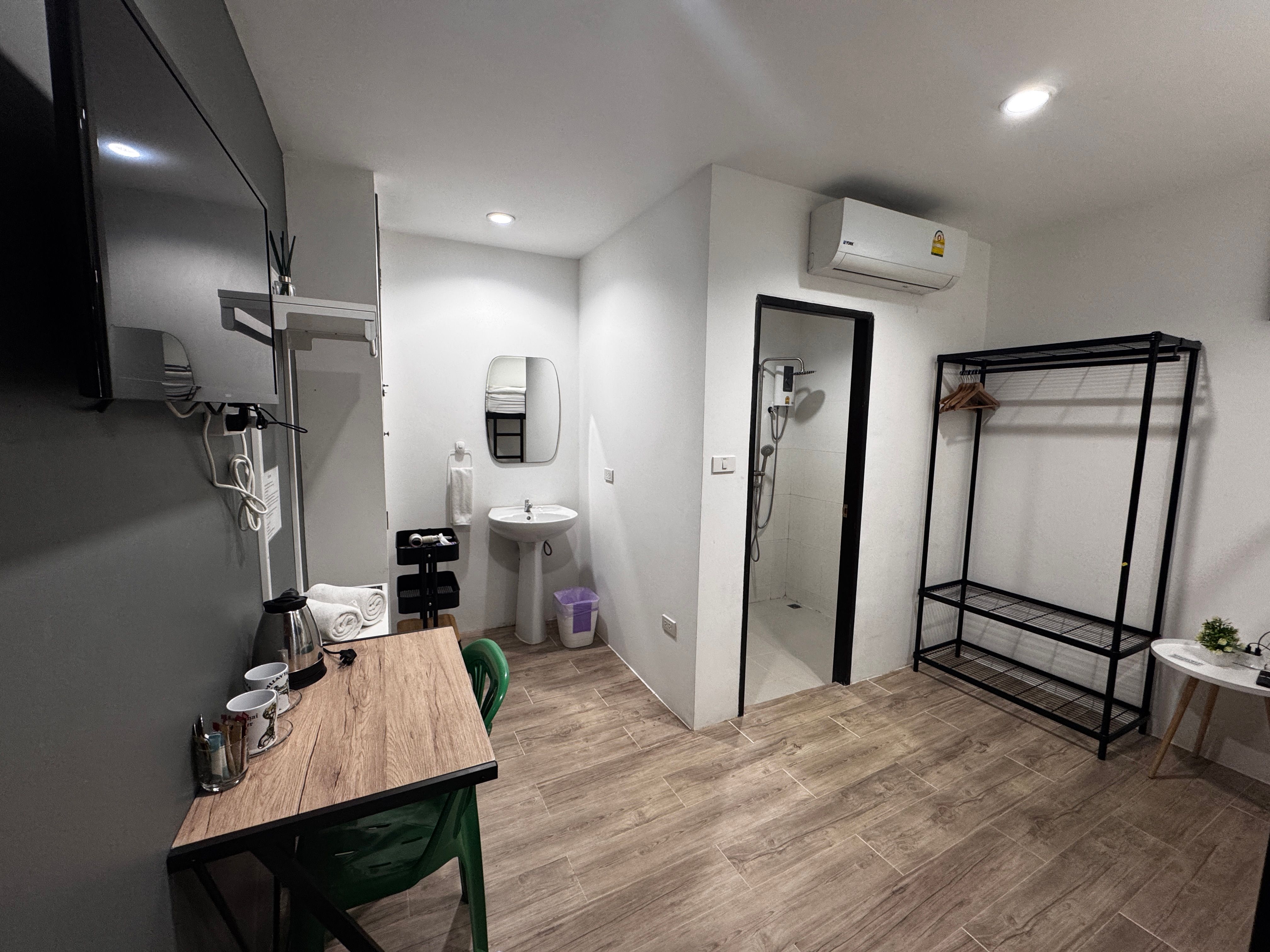 room detail thumbnail 2