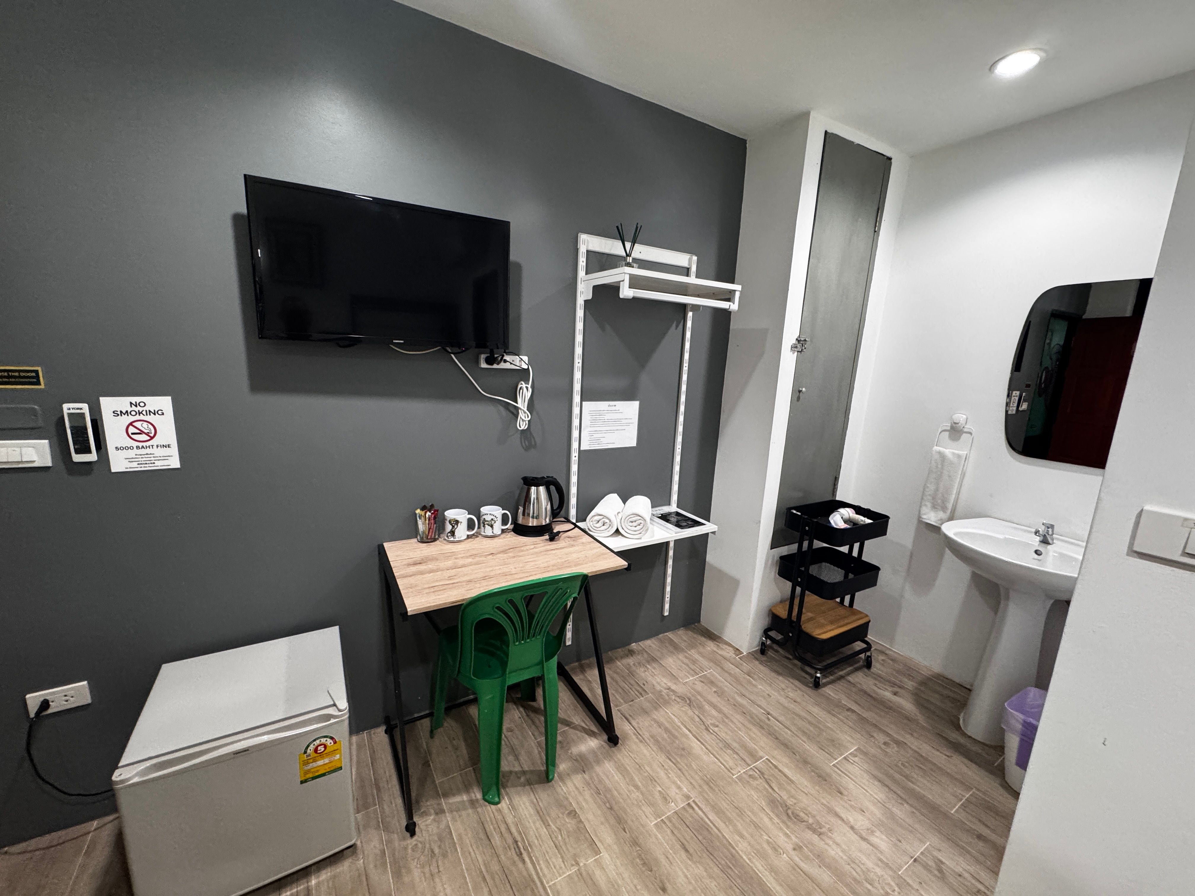 room detail thumbnail 1