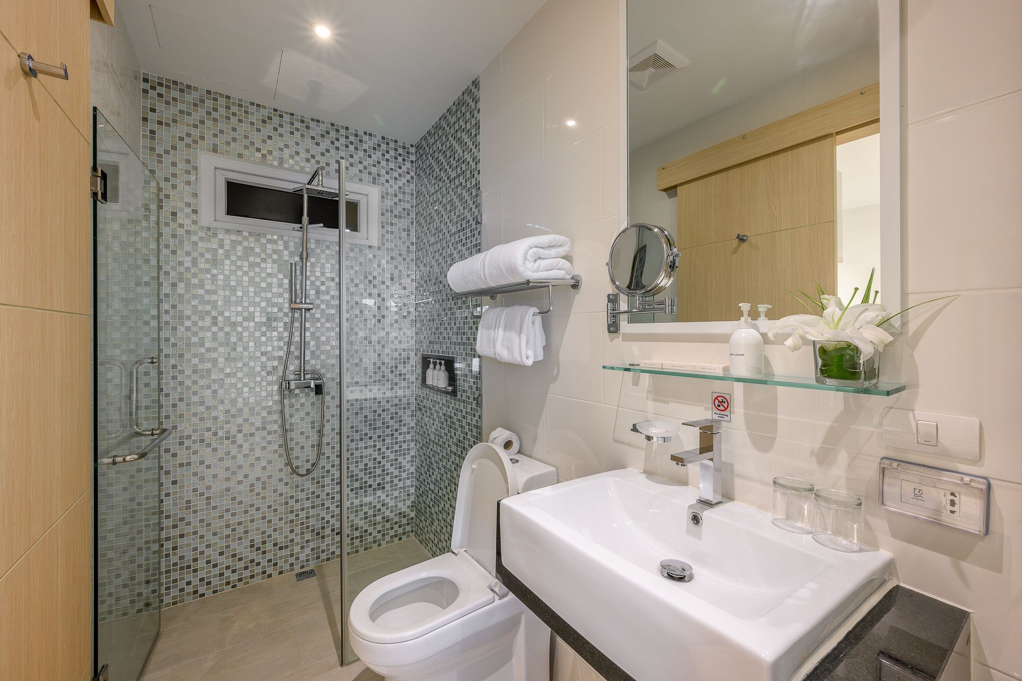 room detail thumbnail 2