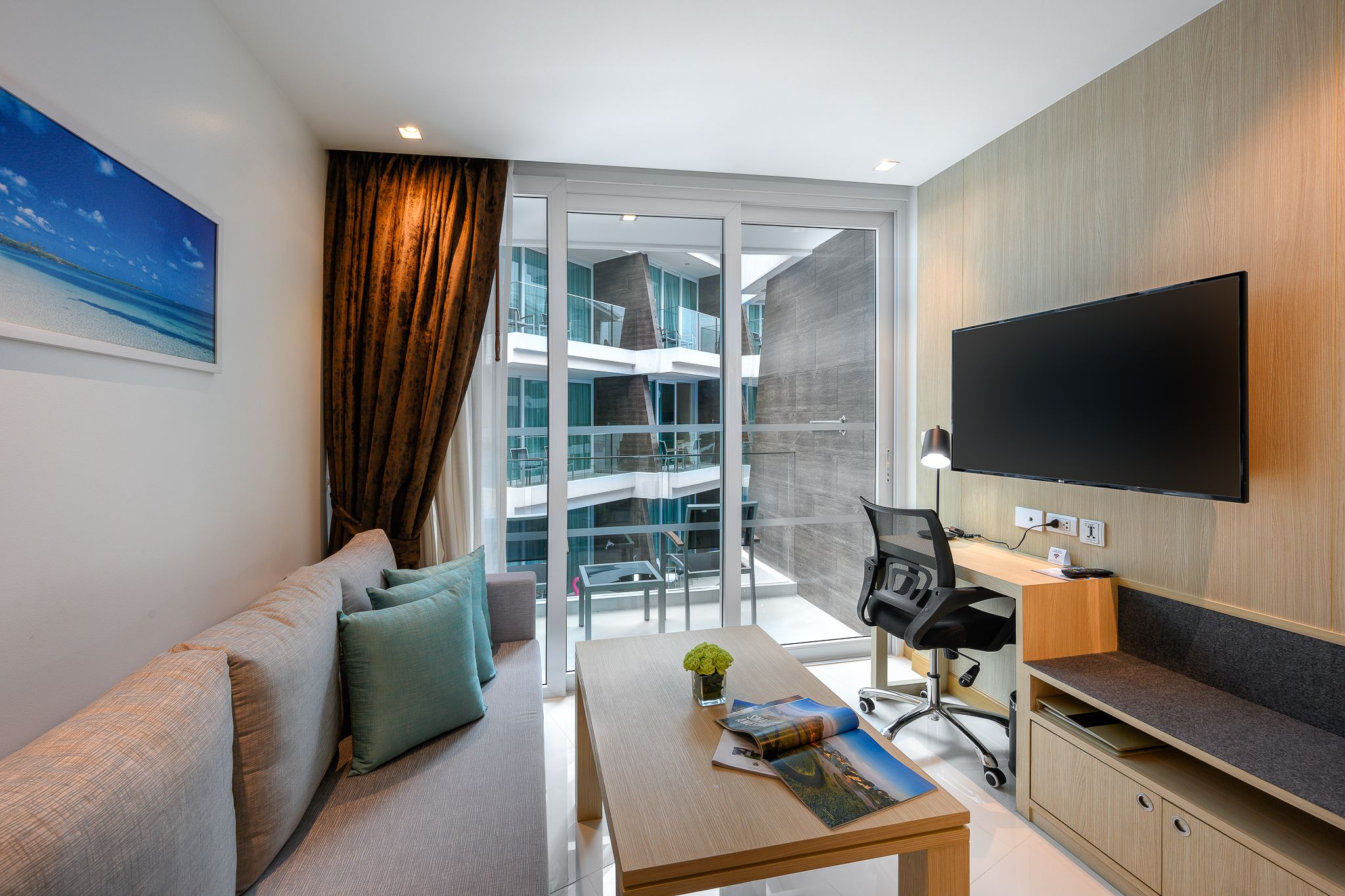 room detail thumbnail 2