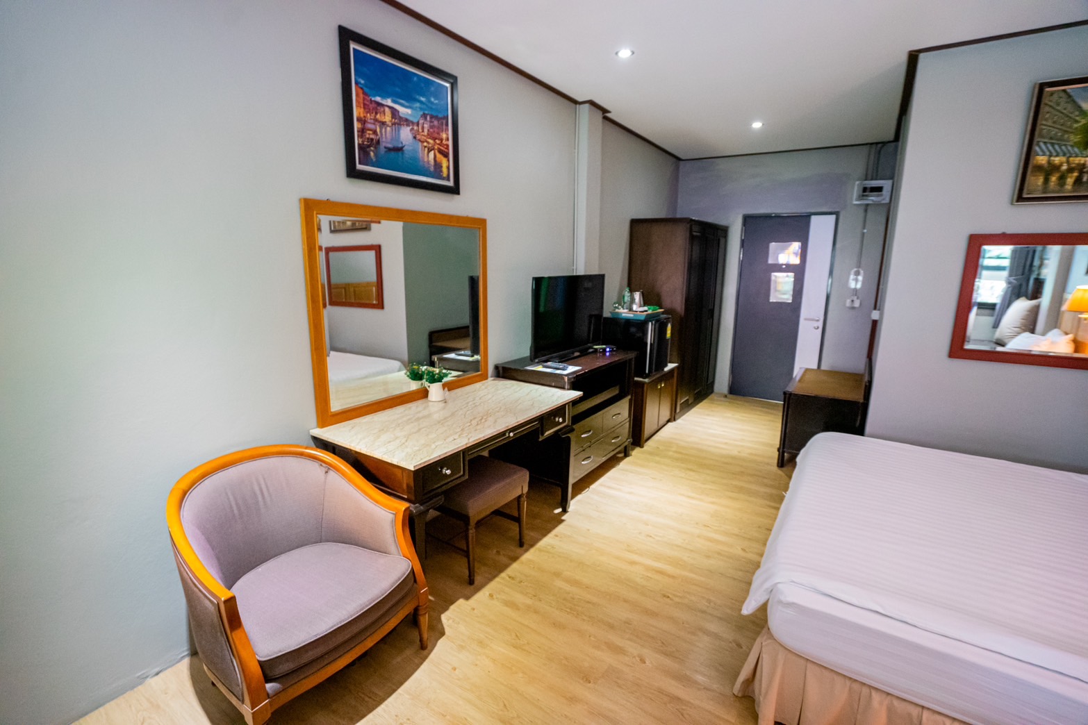 room detail thumbnail 1