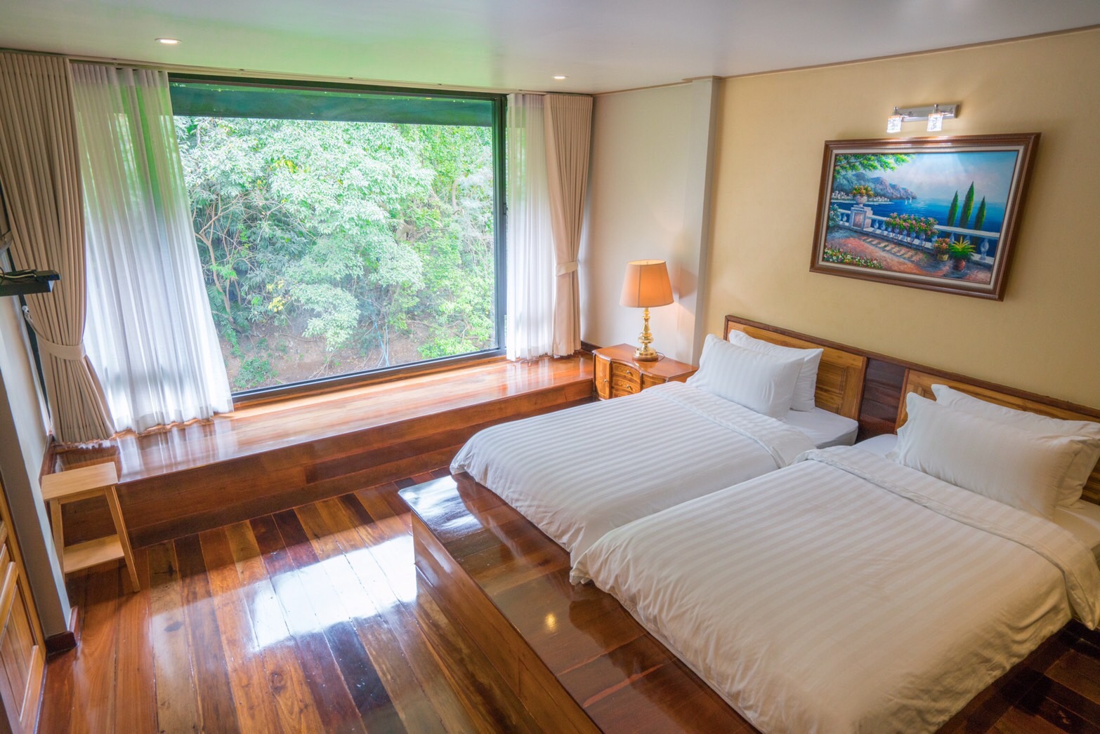 room detail thumbnail 2