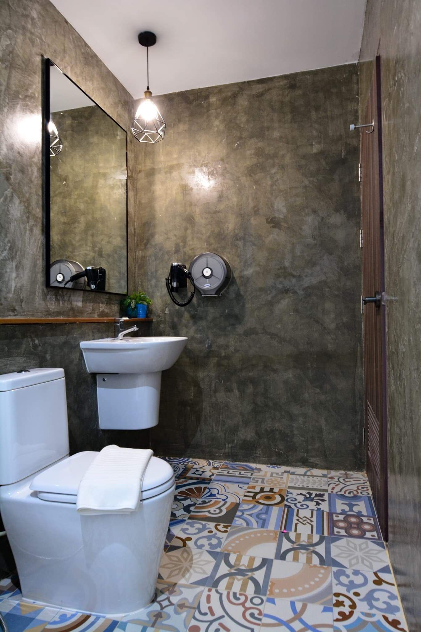 room detail thumbnail 2