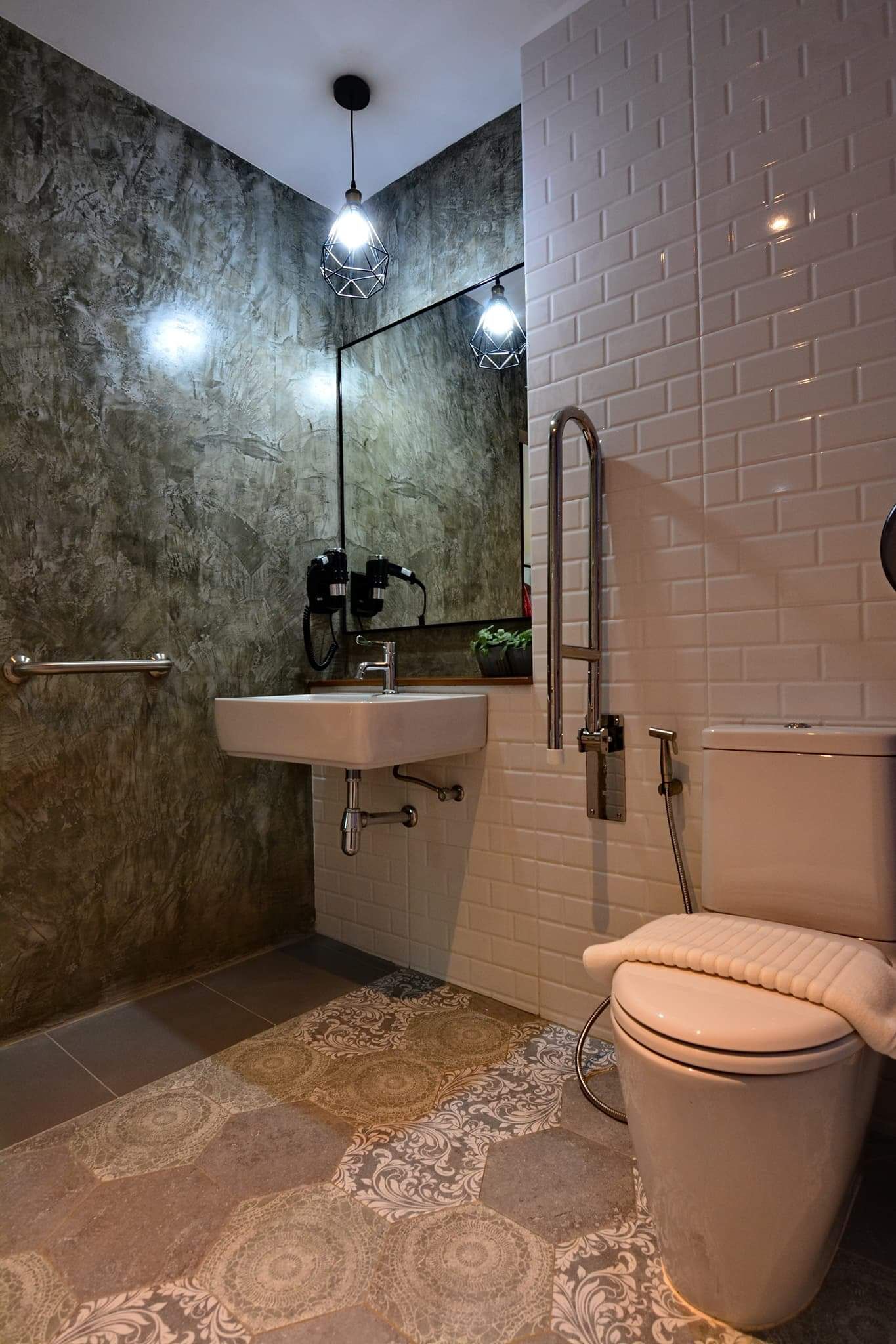 room detail thumbnail 2