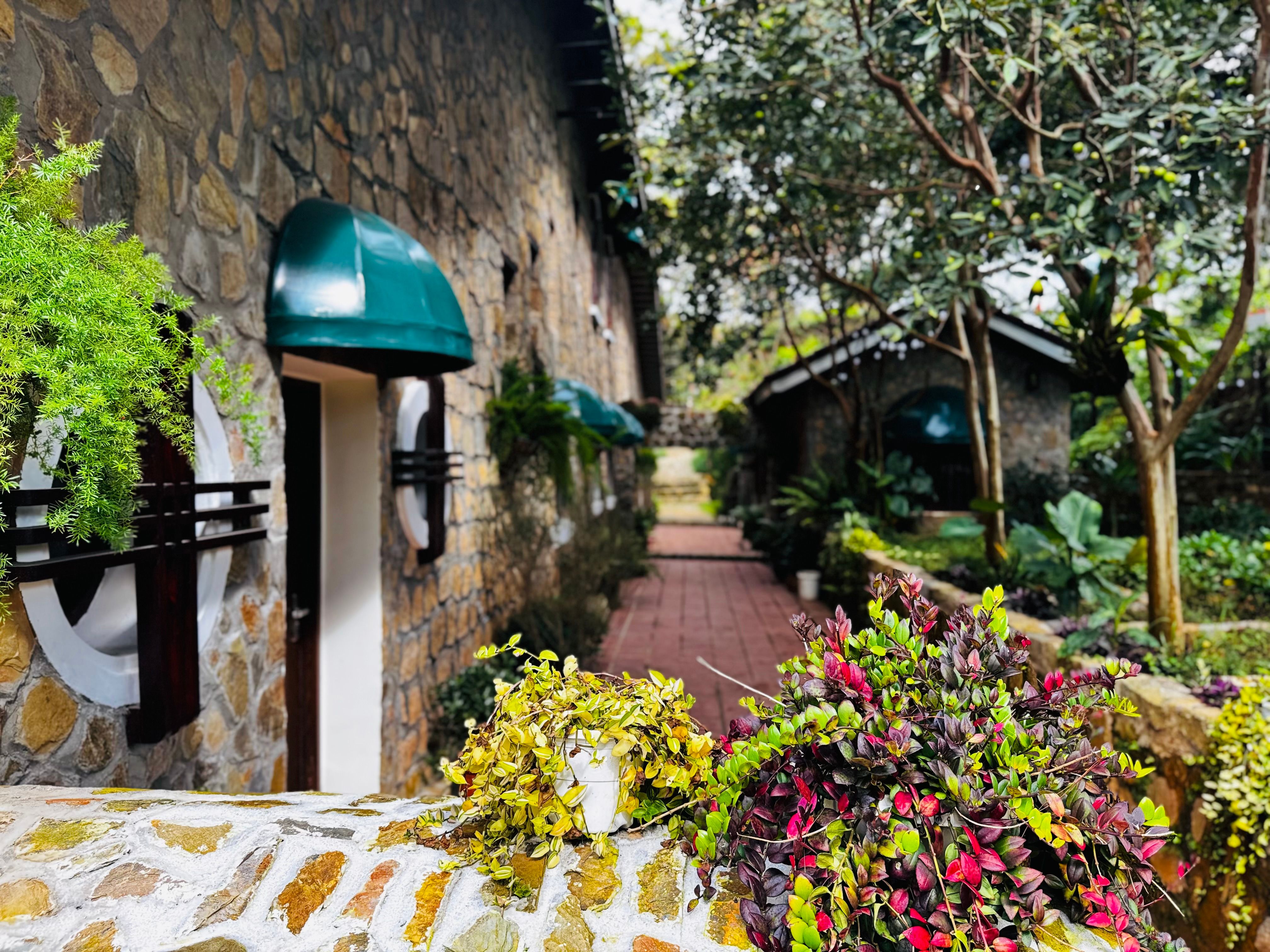 room detail thumbnail 2