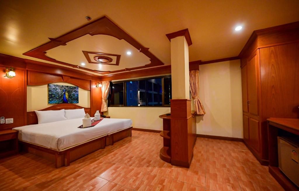 room detail thumbnail 1